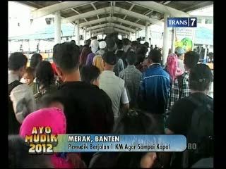 Tak Kunjung Naik Kapal, Pemudik Mengamuk