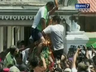 Tradisi Grebek Syawal, Warga Berebut Gunungan