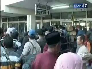 Ratusan Penumpang Berebut Kapal