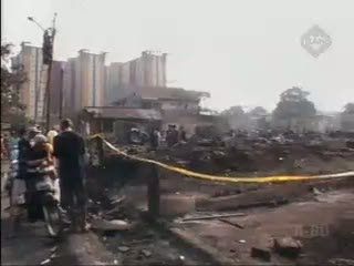 Korban Kebakaran Punguti Puing-puing