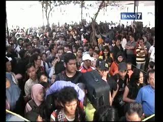Ratusan Pemudik Masih Padati Stasiun Senen