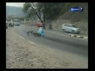Oli Tumpah di Jalan, Belasan Motor Jatuh