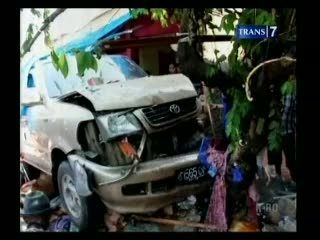 Minibus Tabrak Warung dan Motor, 5 Luka