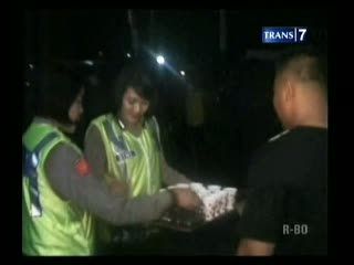 Polwan Cantik Bagikan Kopi Gratis Bagi Pemudik