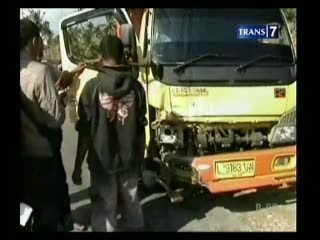 Minibus Tabrak Truk, Sekeluarga Kritis