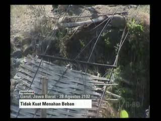 Jembatan Ambruk Puluhan Siswa Menyebrang Sungai