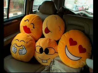 Bantal Emoticon Digemari Segala Usia