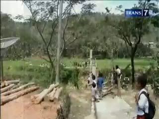 Jembatan Ambruk, Siswa Terperosok ke Sungai