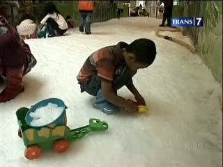  Habiskan Liburan Bersama Salju Surabaya
