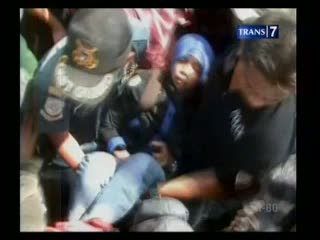 Berebut Naik Kapal, Puluhan Orang Pingsan