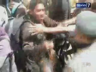 Berebut Masuk Kapal, Penumpang Adu Jotos