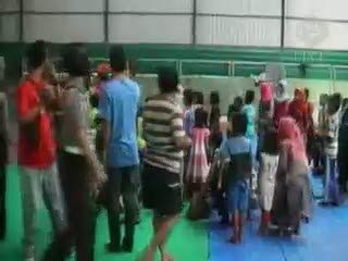 Badut Menghibur Anak-anak Pengungsi Sampang