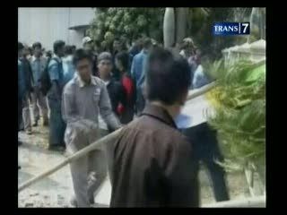 Tuntut Kejelasan Status, Buruh Segel Disnaker