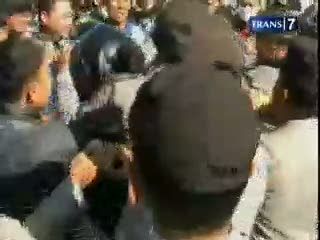 Tolak Sistem Kontrak, Demo Buruh Ricuh