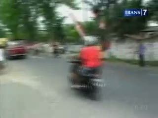 Motor Tabrak Truk Tronton, 1 Tewas