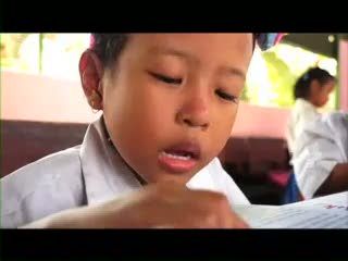 Anak Pintar di Bantaran Rel Kereta