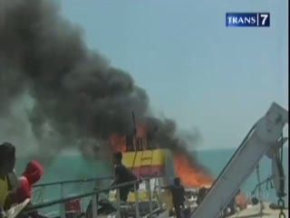 Penumpang dan Aparat Adu Jotos Berebut Naik Kapal