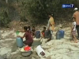 Kekeringan, Warga Mengais Air Comberan