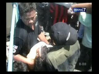 Seorang Penumpang Kapal Pingsan Berebut Naik Kapal