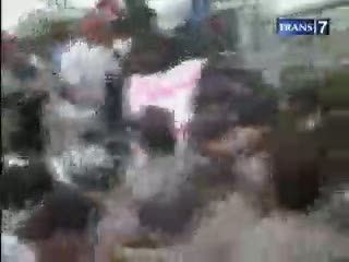 Protes Polusi, Pabrik Warga Bentrok dengan Aparat