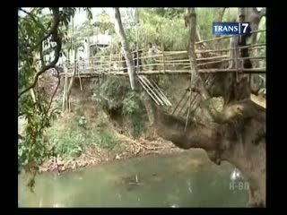Jembatan Ambruk, Warga Tetap Nekat Melintas