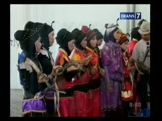 Atraksi Penari Ular, Meriahkan Parade Drumband