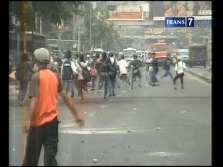 Tawuran Pelajar di Depan Markas Polisi