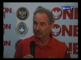 Alfred Riedl Tantang PSSI