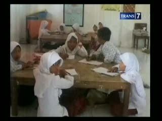 Murid SD Belajar di Lantai
