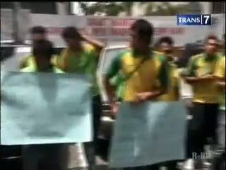 Kontingen Sepak Bola Tuan Rumah Protes