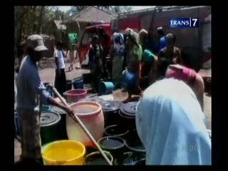Kekeringan, Warga Berebut Air dari Pemadam Kebakaran