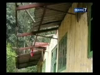 Sekolah Rusak Parah, Siswa Berdesakan