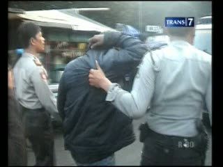 Segel Perusahaan, Debt Collector Ditangkap