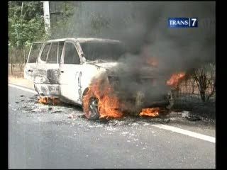 Mobil Dinas TNI AL Terbakar di Jalan Tol