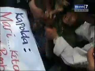 Tagih Polisi Pembunuhan Anaknya, Seorang Ibu Histeris