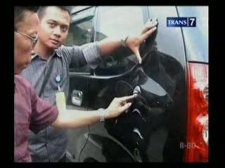 Pria Misterius Serang Pengendara Mobil