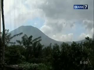 Gunung Lokon Semburkan Debu Vulkanik