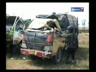 Dump Truk Terjun Ke Dasar Jurang
