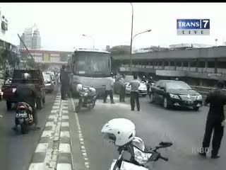Tabrak Warga, Bus Transjakarta Dirusak Massa