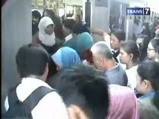 2 Kereta Rusak, Ribuan Penumpang Terlantar