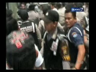 Demo Buruh Diwarnai Ketegangan