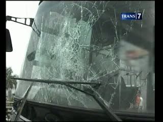 Tabrak Motor, Bus Transjakarta Dirusak