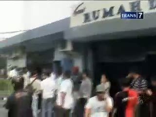 Isak Tangis Keluarga dan Rekan Korban di RSCM