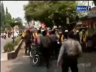 Di Jalanan, Polisi Bubarkan Paksa Mahasiswa