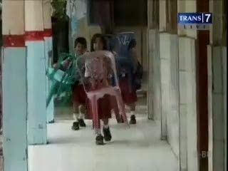 Fasilitas Minim, Murid SD Bawa Kursi Sendiri