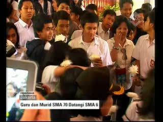 Siswa SMU 70 Kenakan Pita Hitam