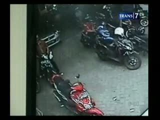 Pencurian Motor Terekam CCTV