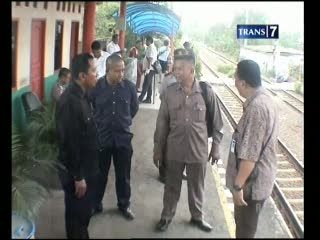 Tarif Kereta Naik, Warga Lakukan Aksi Berdiri