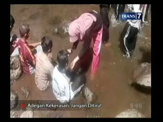 Rekaman Siswa Diplonco Minum Lumpur