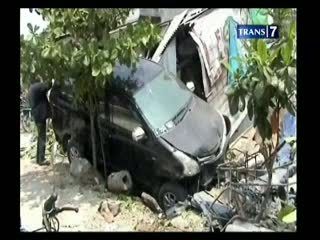 Hindari Ular, Mobil Hancurkan Rumah Warga